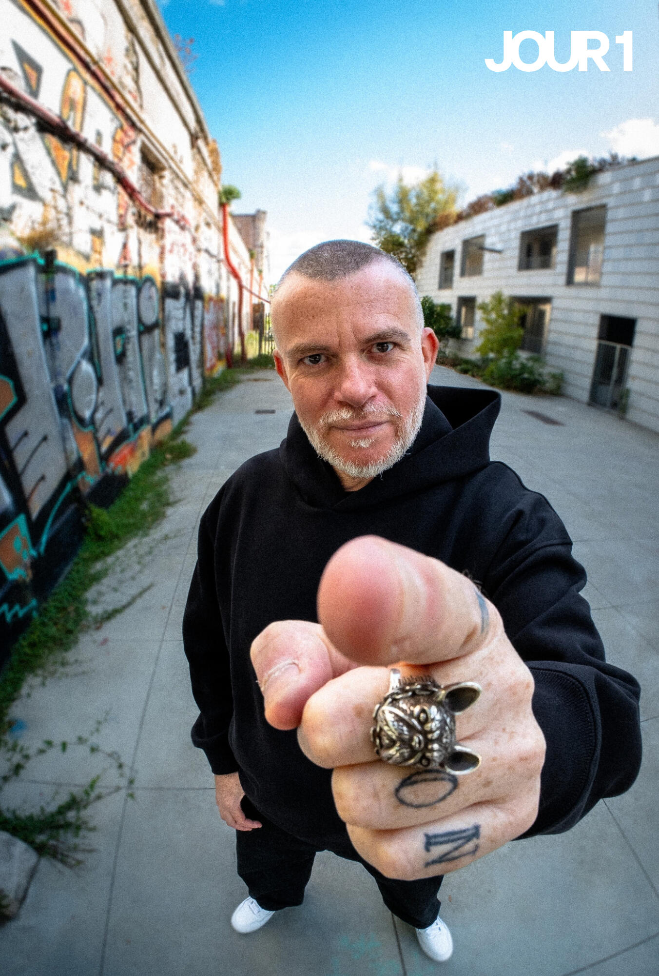 Photo de Cédric Couvez, coach spécialisé en sobriété qui vous invite en pointant son index sur ses clients à explorer la sobriété heureuse.